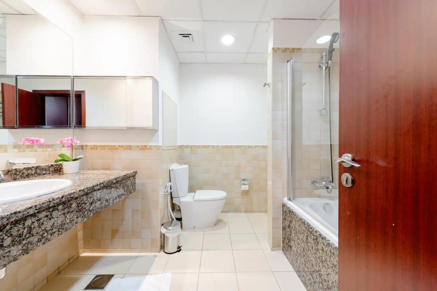 Moonlight Hostel Jbr - 2Min Walk To Jbr Beach - Gym - 2Min Metro Station - Poll Dubai Exteriör bild